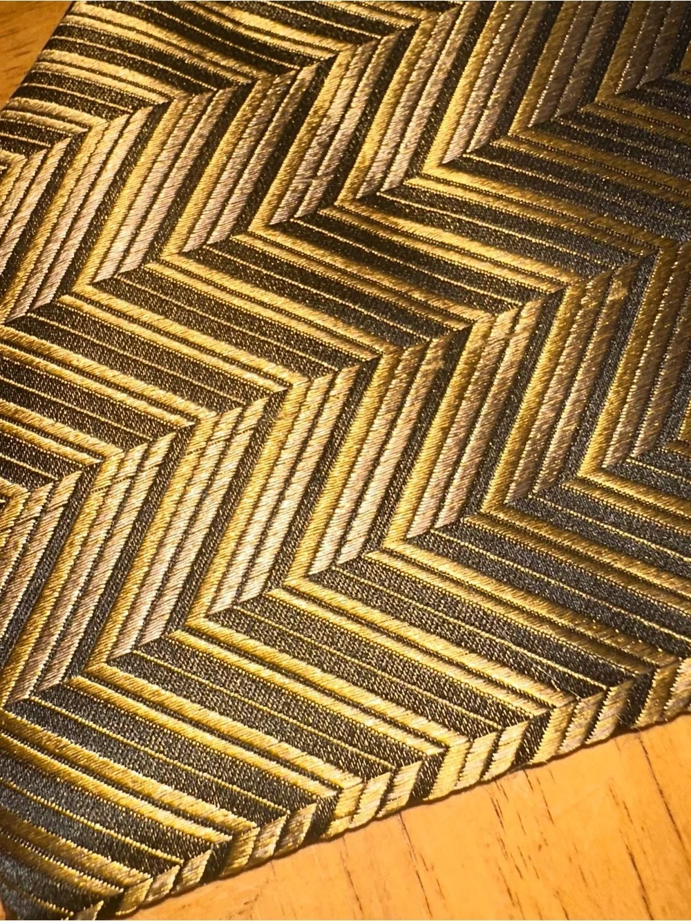 Benedetto 100% SILK Men's Designer Geometric Tie Gold Black Chevron Pattern